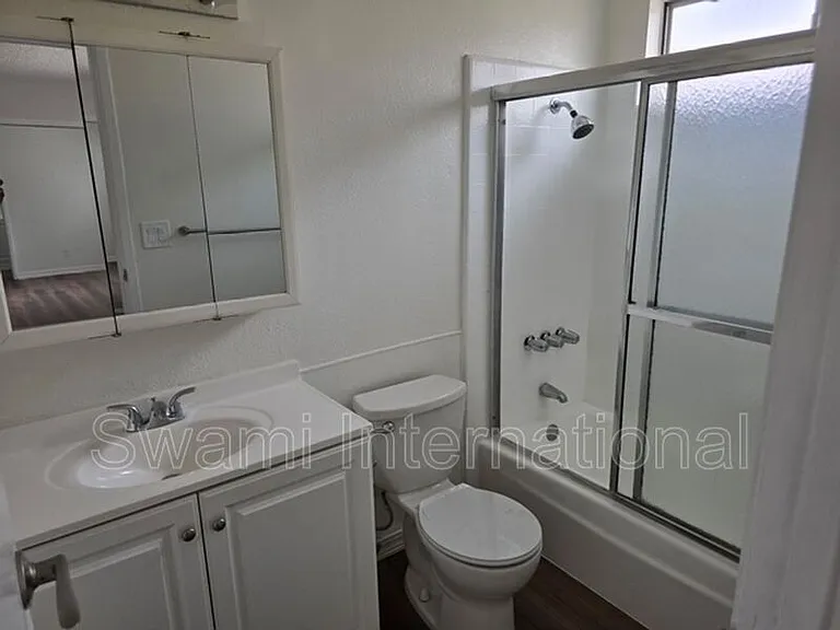 308 W Queen St #14 — Photo 10