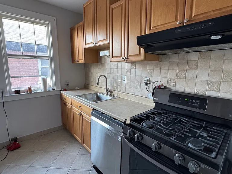 1241-1243 Beaconsfield Ave #1241 — Photo 10