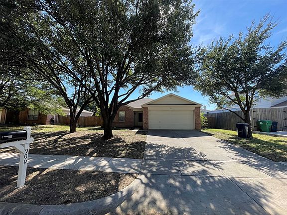 3rd image of 909 Greenbend Dr