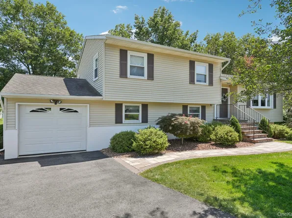 17 Hampshire Drive, Washingtonville, NY 10992
