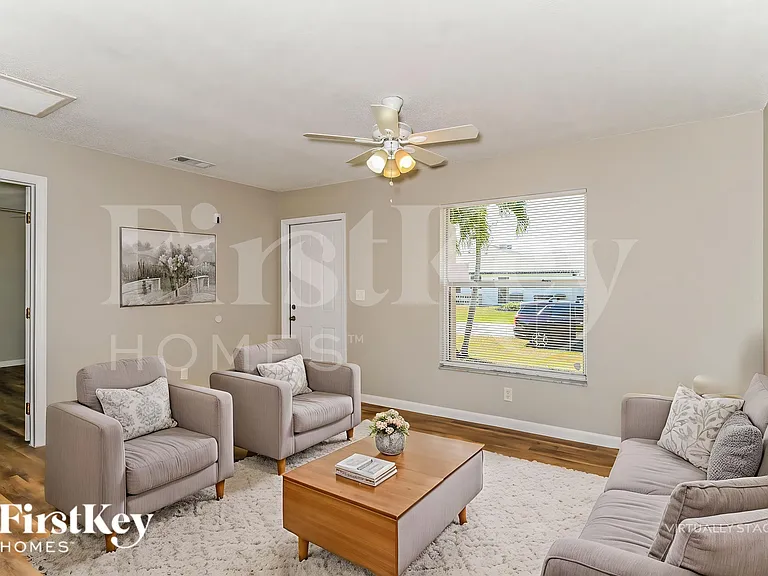 325 NE 23rd Ave — Photo 3