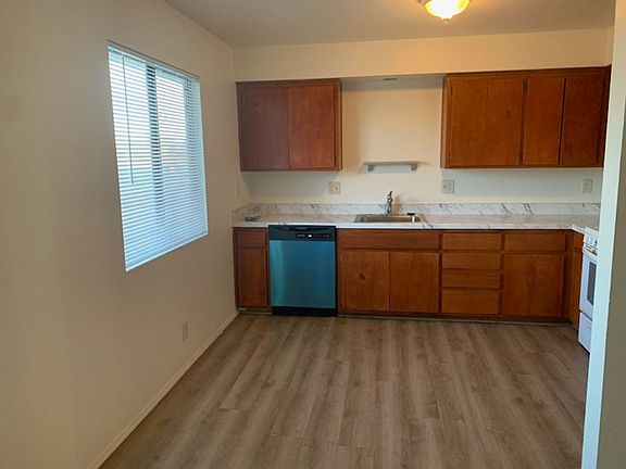 4th image of 1570 Lakeside Ave #B