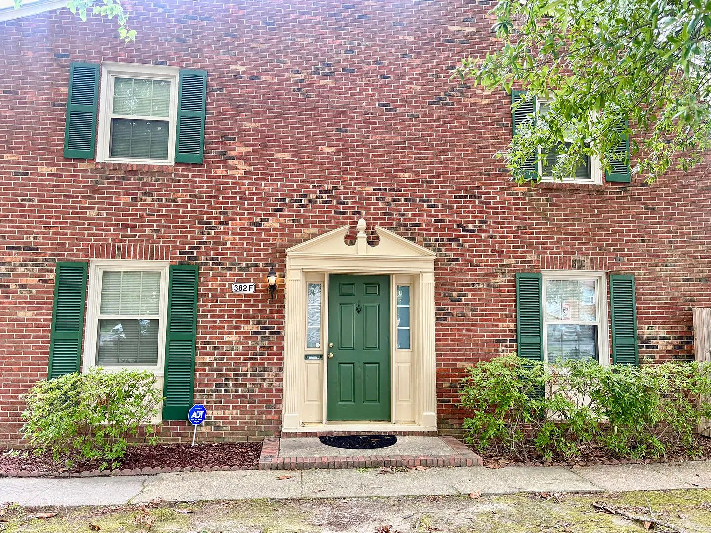 3 bedroom/1.5 bathroom-Courthouse Green — Photo 2