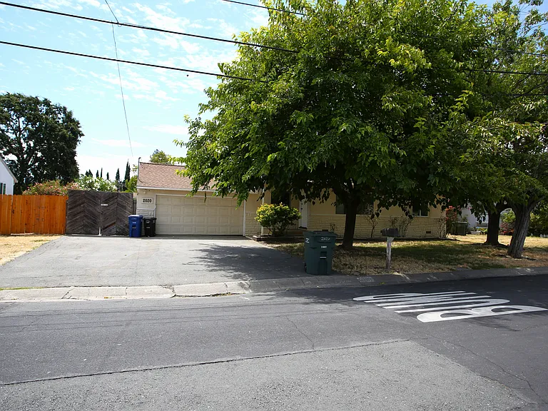 2020 Leland Way — Photo 2