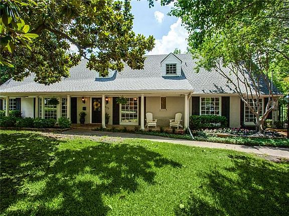 2nd image of 933 Blue Lake Cir