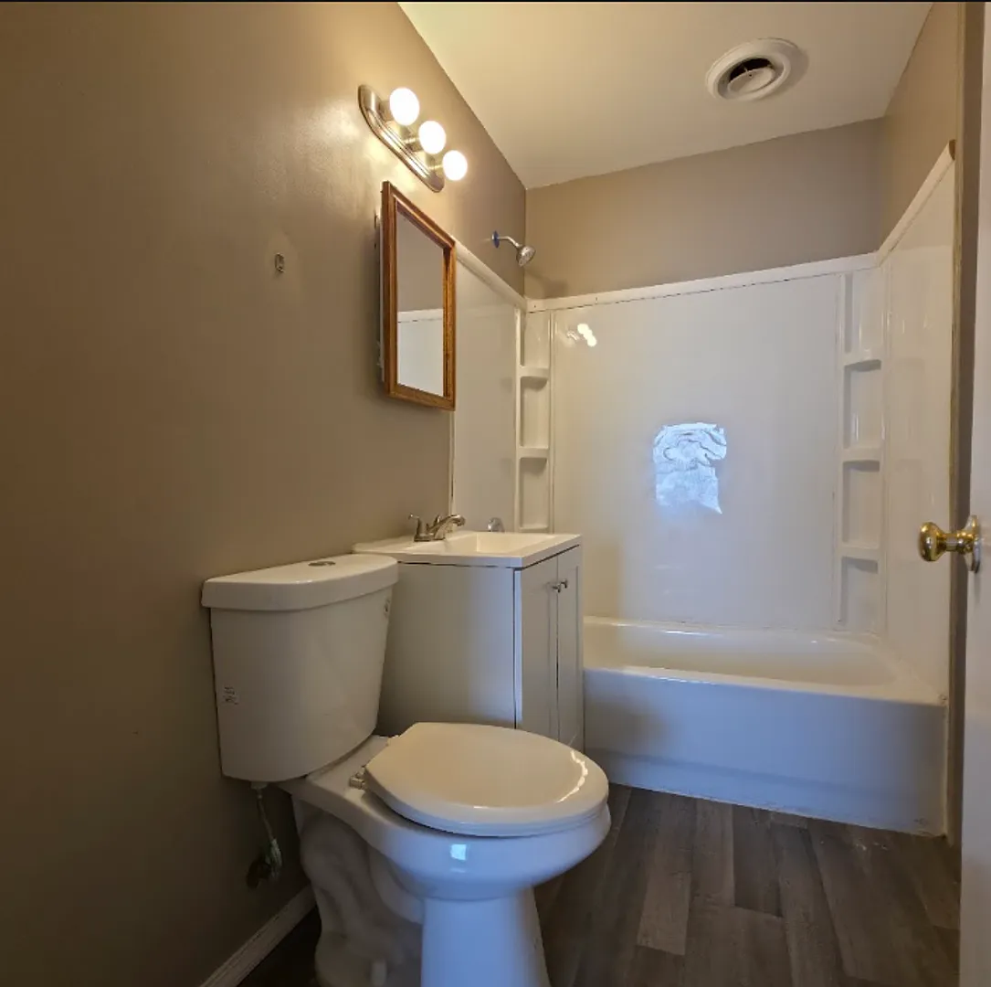 Multi Family Home 3 Bedroom and 1 Bath For Rent — Photo 4