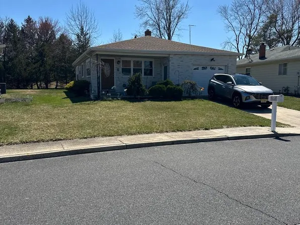 15 Bonaire Dr, Toms River, NJ 08757