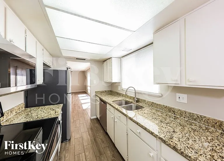 13807 N 52nd Ave — Photo 5