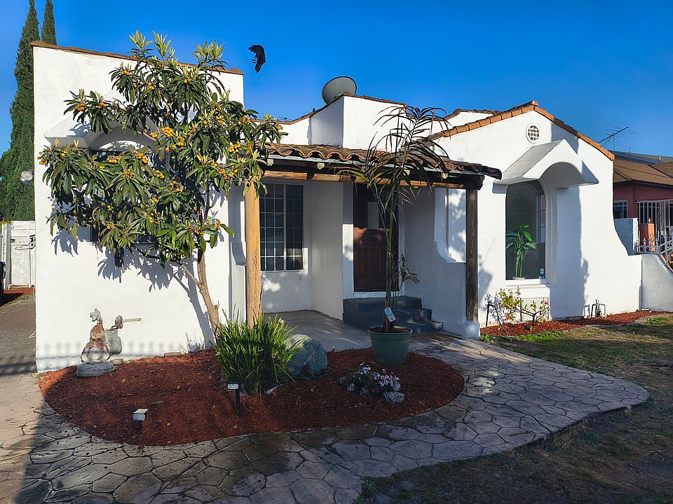 1920s Spanish style house private&gated,front porch area shaded great for sitting out front, loquat fruit tree.