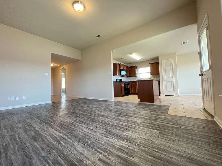 207 Dodge City Trl — Photo 10