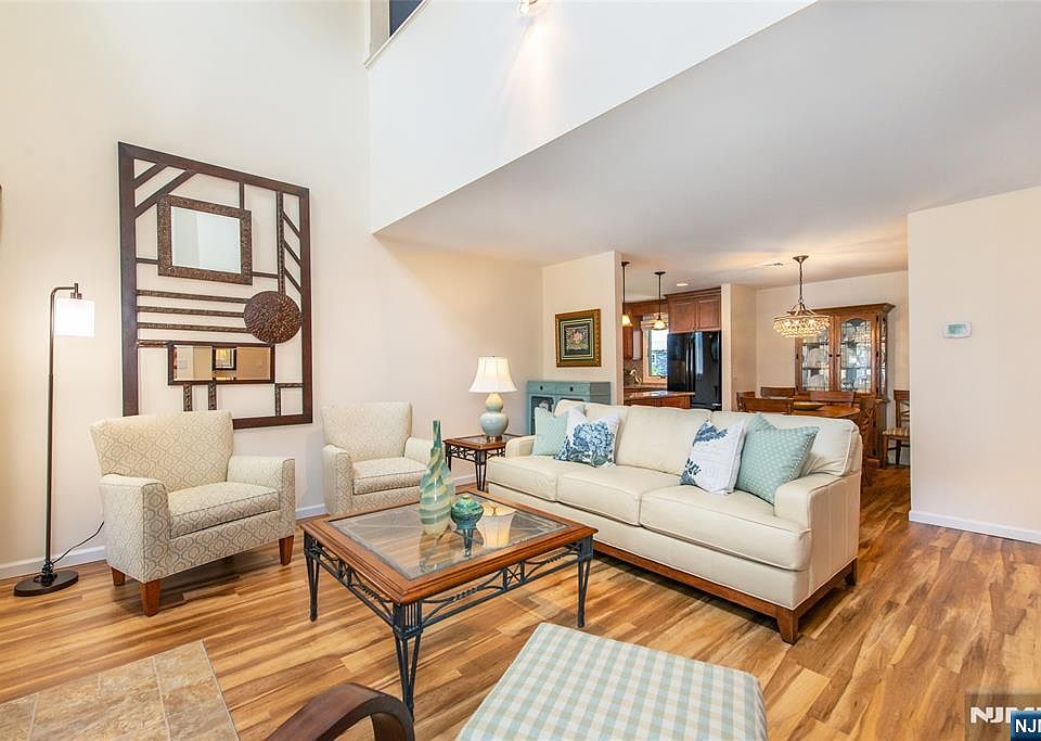 1st image of 902 River Renaissance #C02