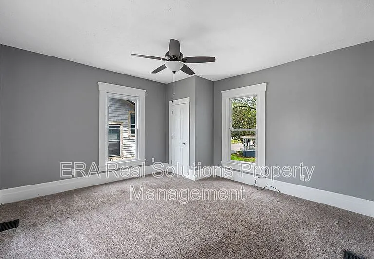 4616 Ward St — Photo 32