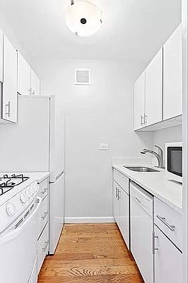 4th image of 333 E 46th St #19D