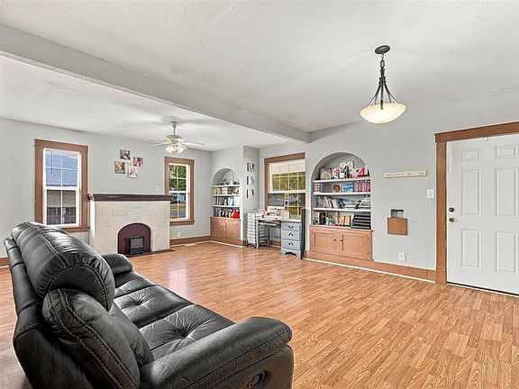 5th image of 906 S Barker Ave