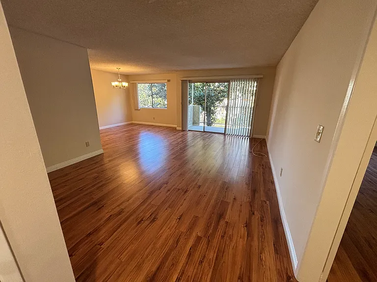 350 S Oakland Ave — Photo 2