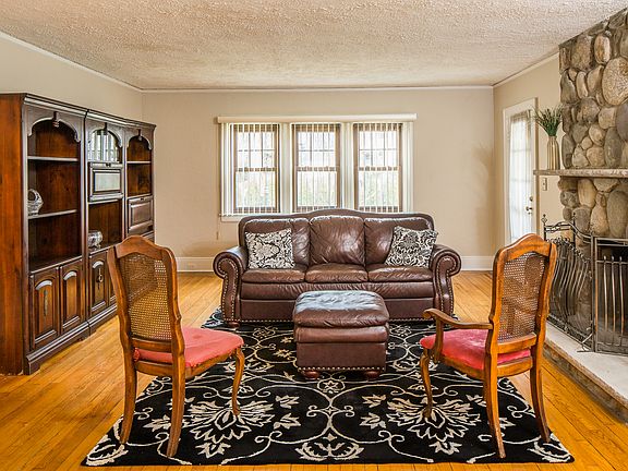 5th image of 114 Douglas Pl