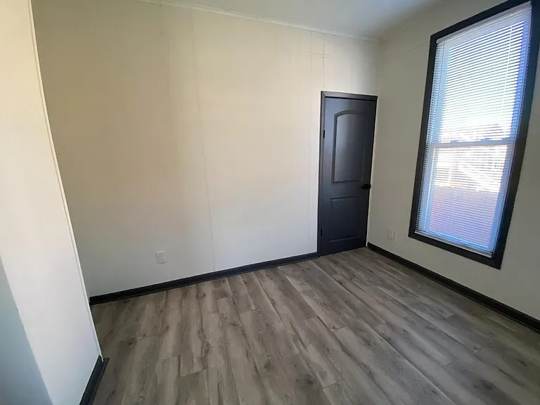 1424 E Broadway St — Photo 13