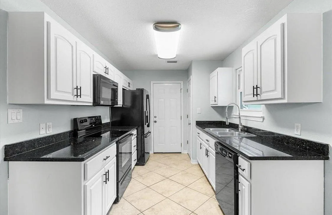 116 Fairoaks Dr — Photo 1