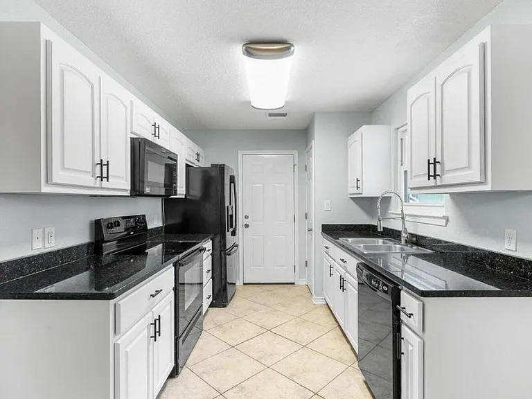116 Fairoaks Dr — Photo 1