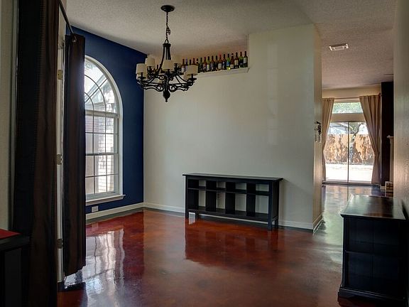 4th image of 1102 Saxonhill Dr