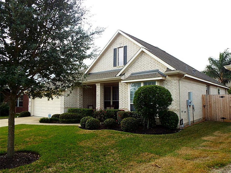 Beautiful one story David Weekley home located in the desirable community of Lakes of South Shore Ha