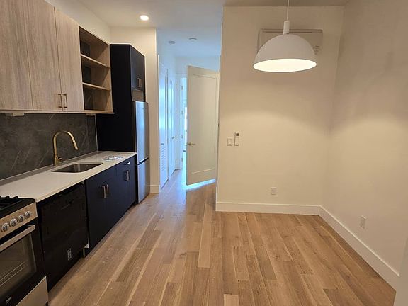 3rd image of 52 Grace St
