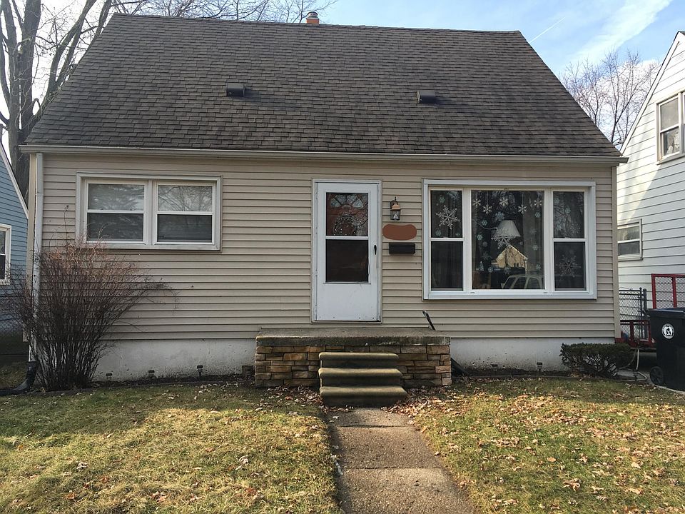 3 Bedrooms, 1 Bath, Central Air, New Kitchen, Large Master w/ Walk-in-Closet. Full Basement w/ washer & dryer. Fenced in Backyard w/ Shed, $1450/month.
Flooring updates have been made after photos were taken. I can schedule showings, please do not disturb