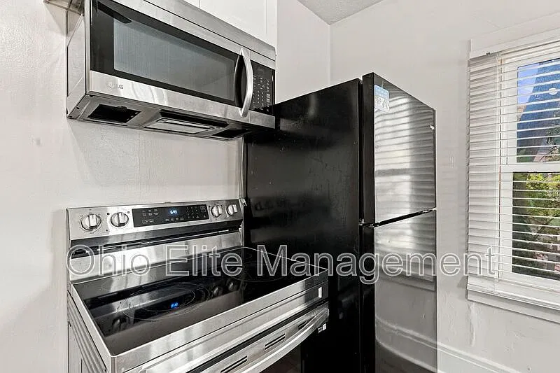 3 bed, 1.0 bath, 1260 sqft, $1,350 — Photo 1