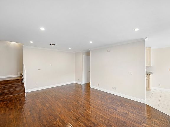 5th image of 121 Sinclair Ave Unit 206