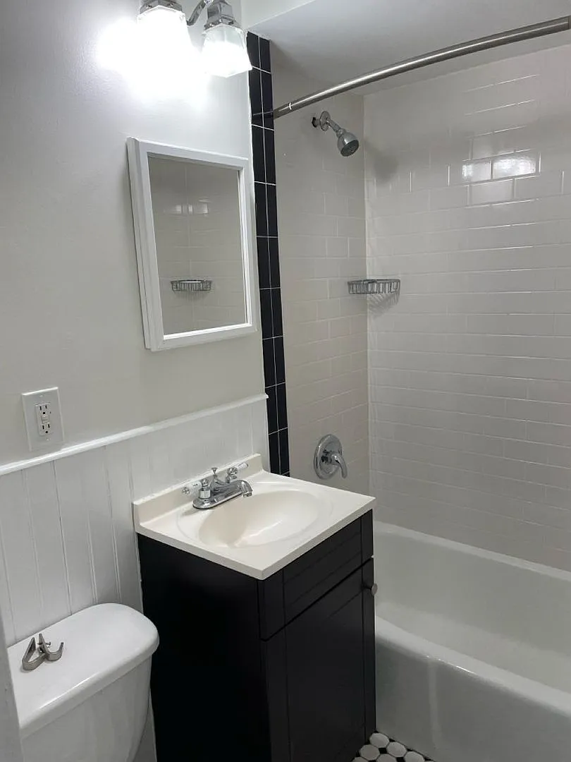 1601 Shakespeare St — Photo 4