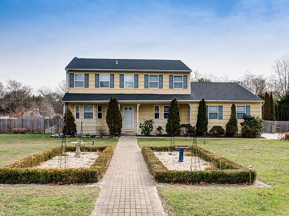 2nd image of 4 Jennifer Ct