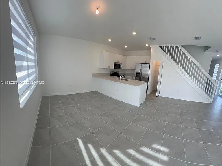 1455 SE 6th Ter — Photo 3