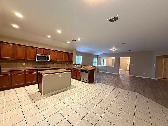 4th image of 2620 Leisure Ln