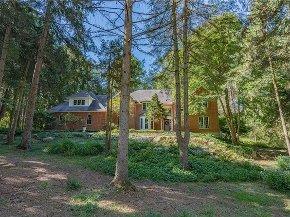 240 Pine Manor Dr, Hellertown, PA 18055