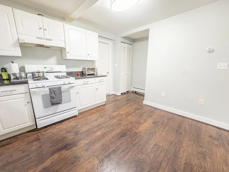 3 bed, 1.0 bath, 1000 sqft, $3,200 — Photo 2