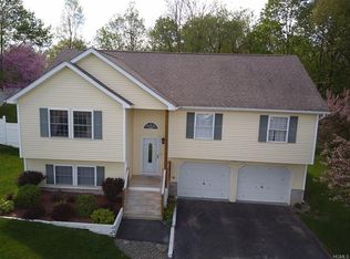 26 Wavey Willow Ln, Montgomery, NY 12549