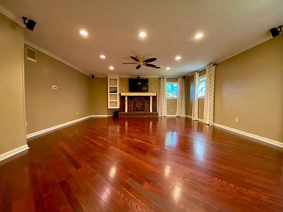3rd image of 130 Lynn Dr