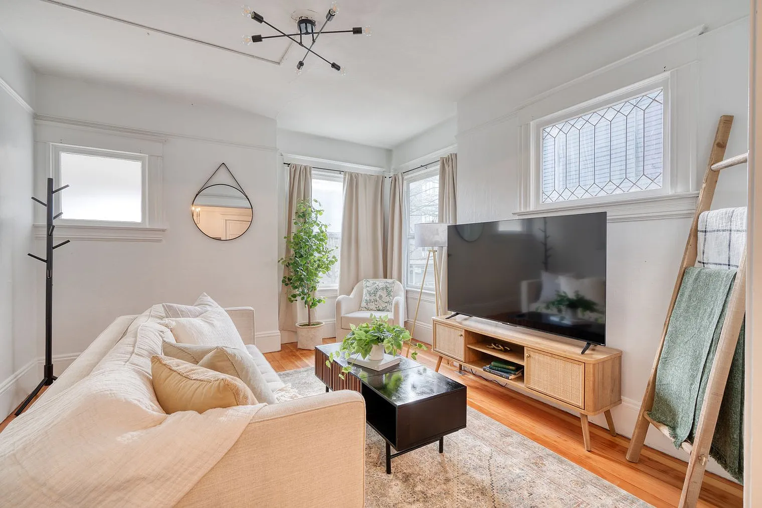 2 bed, 1.0 bath, 990 sqft, $2,836 — Photo 2