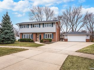 230 S Illinois Dr, Arlington Heights, IL