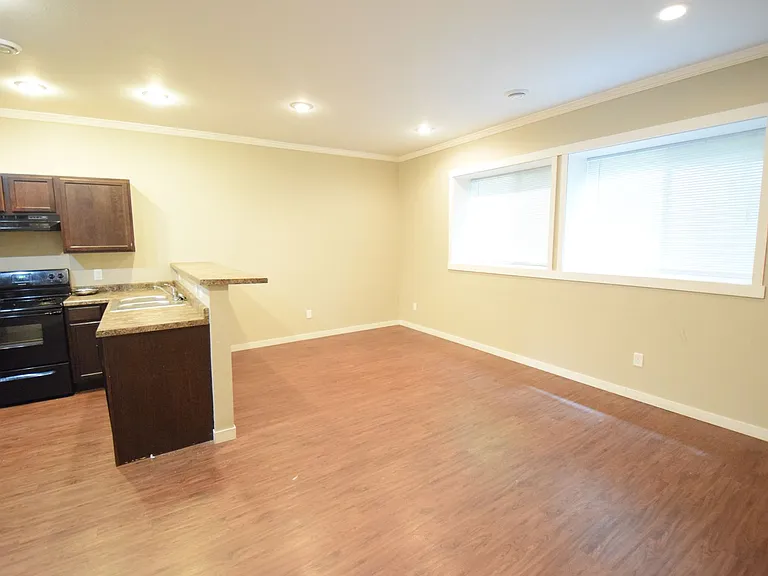 224 James Ave — Photo 17