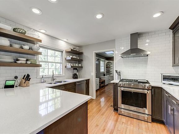 2nd image of 3908 Parkcrest Dr