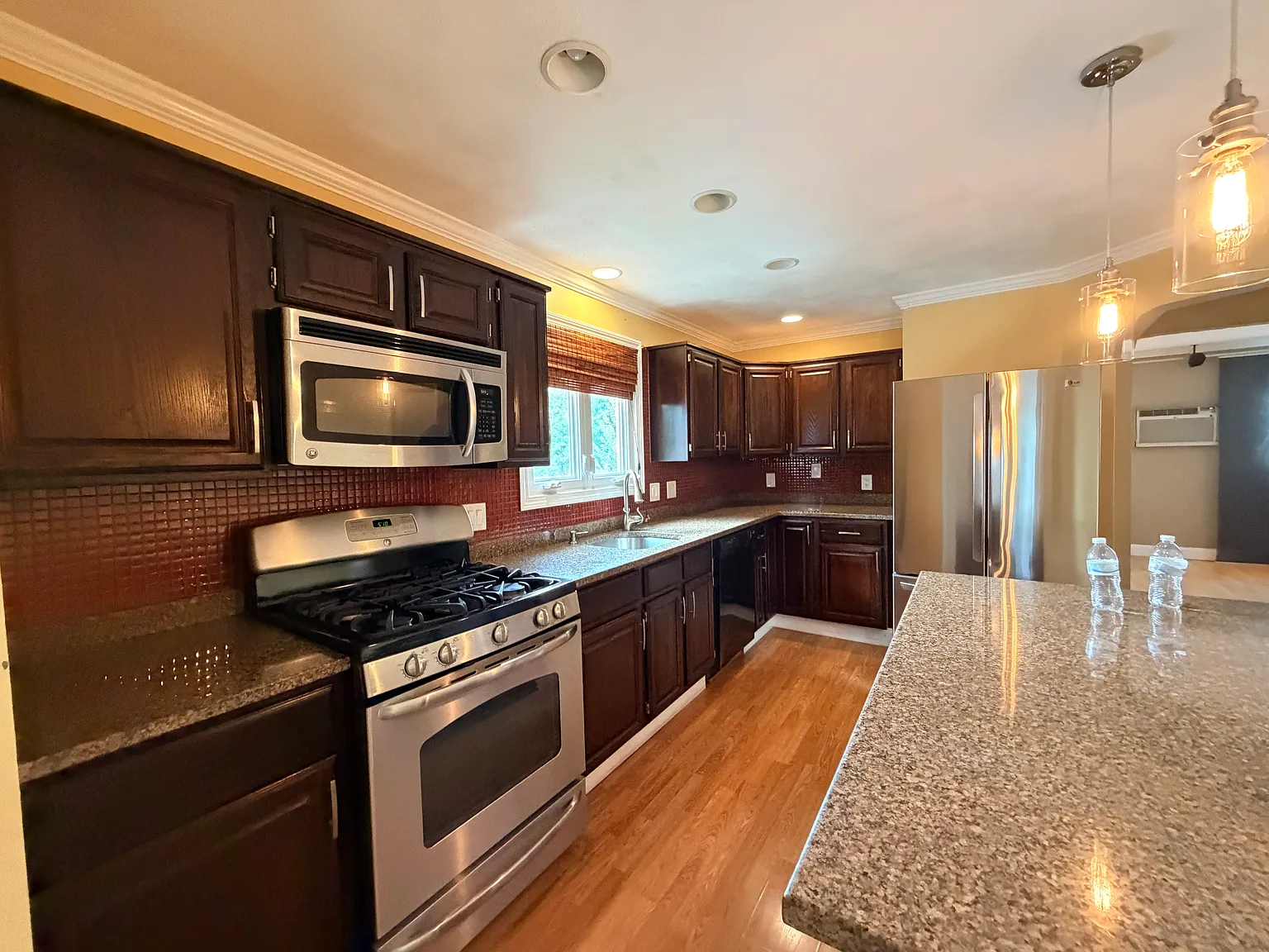 3 bed, 1000 sqft, $2,850 — Photo 3