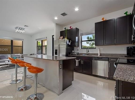 GORGEOUS MODERN KITCHEN WITH BEAUTIFUL GRANITE COUNTER TOPS!