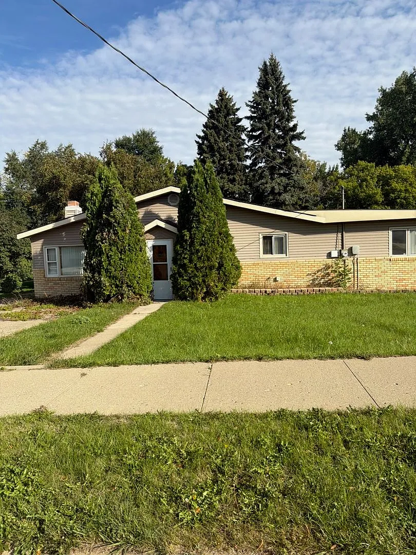 Charming Home in Prime Minot Location — Photo 1