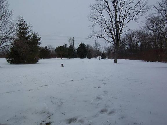 View of front yard