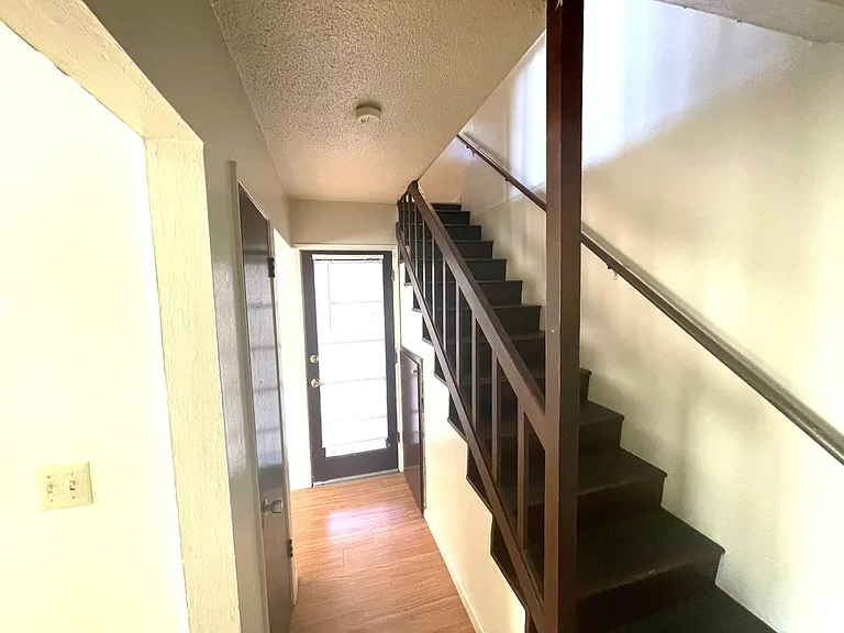 515 E 8th St — Photo 21