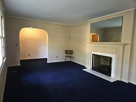 3rd image of 608 Benton Dr