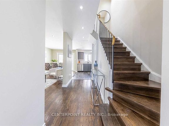 2nd image of 120 Dunbar Cres