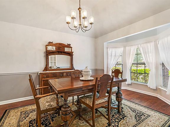 3rd image of 2817 Leslie Ln