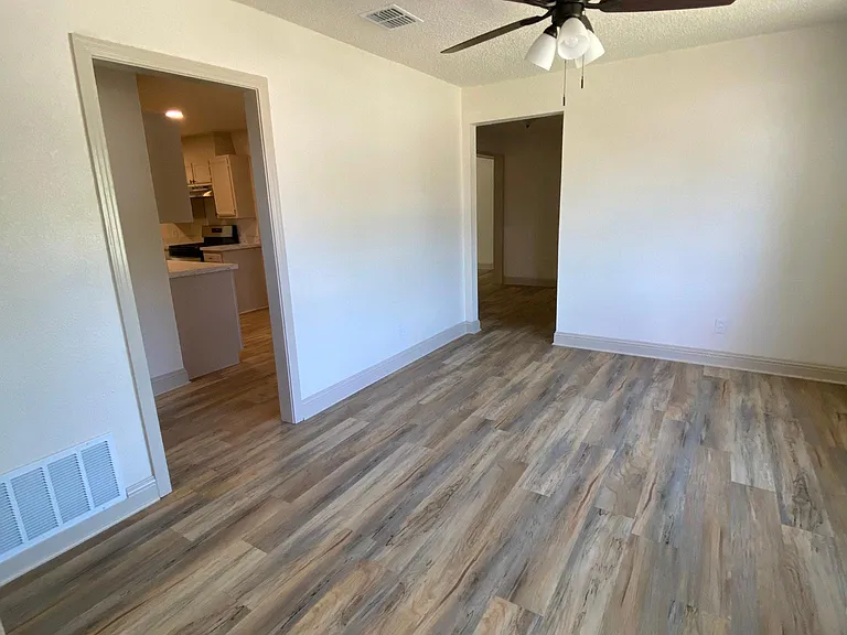 2512 Burton Ave — Photo 4